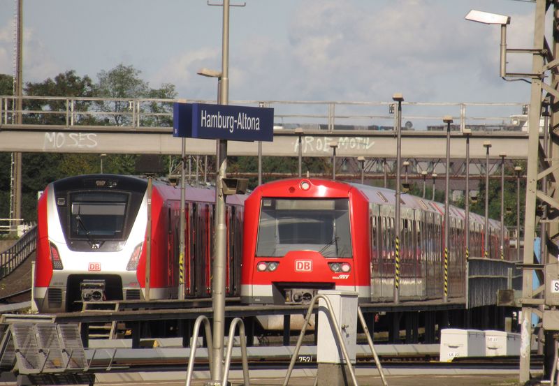 Nejnovìjší a starší typ hamburského S-Bahnu v hlavové stanici Hamburg-Altona na západì mìsta, kde konèí i dálkové vlaky. S-Bahn pak pokraèuje mìstským tunelem pod centrem mìsta smìrem na Hlavní nádraží. Z Altony se dá dostat na hlavní nádraží také severní trasou díky zde ukonèené lince S31. Dálkové vlaky konèí v pùvodní povrchové hlavové stanici.