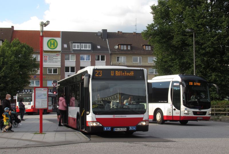 Jeden z nejstarších provozních autobusù Mercedes-Benz Citaro z roku 2010 na koneèné metrobusové linky 23 u stanice metra Wandsbek severovýchodnì od centra. Druhá èíslice evidenèního èísla zpravidla znaèí rok výroby.