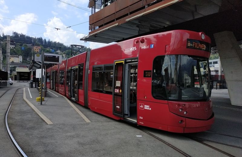 Bývalé koncové nádraží pøímìstské tramvaje STB u zdejší tramvajové i autobusové vozovny na jižním okraji mìsta, kde je zároveò dopravní muzeum. Kvùli významnému rozšíøení tramvají v posledních letech byla postavena nová hala pro tramvaje kousek odtud. Již dlouhá léta odtud linka STB pokraèuje po mìstské tramvajové síti do centra Innsbrucku.