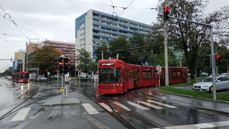 V roce 2019 byla tramvajová sí� rozšíøena o rekordních 3,5 km východním smìrem pøes Olympijské mìsteèko do ètvrti Neu Rum. S tím byly zavedeny dvì nové linky 2 a 5. Zatímco linka 5 konèí na obrázku vlevo na provizorním pøejezdu, linka 2 jede ještì o zastávku dál do definitivní koneèné Josef-Kerschbaumer-Strasse. Linka 5 odtud bude pokraèovat pøímìstským úsekem do mìsta Rum.
