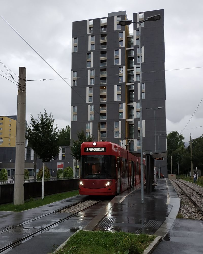 Koneèná linky 2 Josef-Kerschbaumer-Strasse ve východní ètvrti Neu Rum. Dvojka jezdí každých 5-10 minut a spoleènì s linkou 5 tvoøí souhrnný 5minutový interval spojující Innsbruck od východu na západ. Pro nové linky bylo objednáno 20 nových tramvají, které jsou postupnì dodávány od roku 2018.