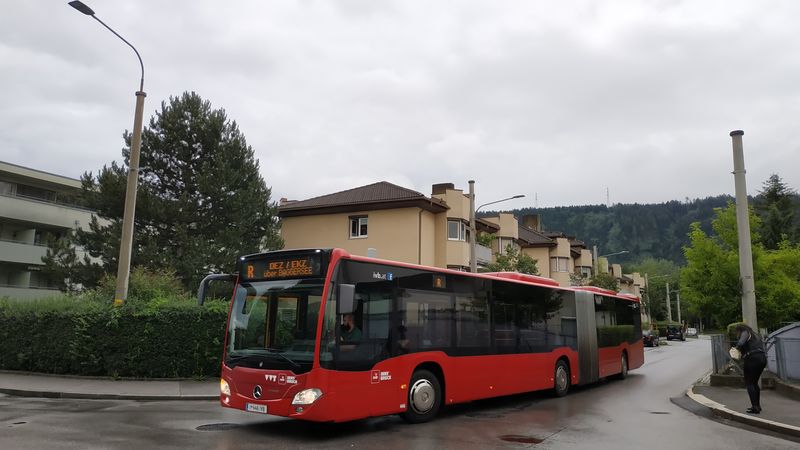 Nové kloubové Citaro objíždí blokovou smyèku Rehgasse v západní ètvrti Höttinger Au. Mohutné betonové sloupy dosud pøipomínají dvacetiletou druhou éru trolejbusù v Innsbrucku, která skonèila v roce 2007. Sem jezdila druhá linka oznaèená jako R – stejná linka zde zùstala dodnes, by� v podání klasických autobusù.