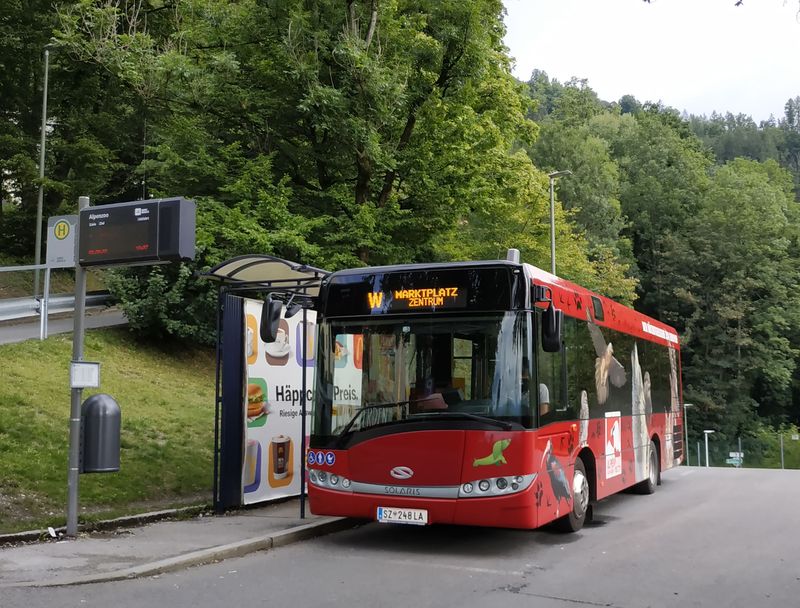 Další midibusovou linkou, kde se svezete tìmito malými Solarisy, je linka W jezdící v pùlhodinových intervalech ke zdejší Alpské zoo v kopcích severnì od centra. Poblíž je také jedna ze dvou mezilehlých stanic zdejší pozemní lanovky Hungerburgbahn.
