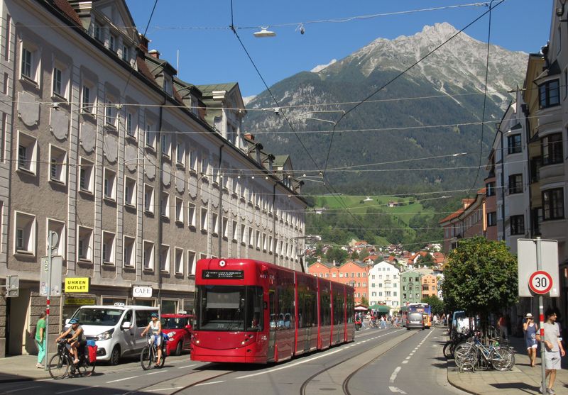 Linka 2 je nejfrekventovanìjší tramvajovou linkou v Innsbrucku – pøes den jezdí každých 5-10 minut a využívá nové dlouhé tratì na západì i východì mìsta. Zde projíždí spolu s linkami 1 a 3 centrem mìsta. Pro nové linky 2 a 5 bylo dodateènì poøízeno dalších 20 tramvají Bombardier.