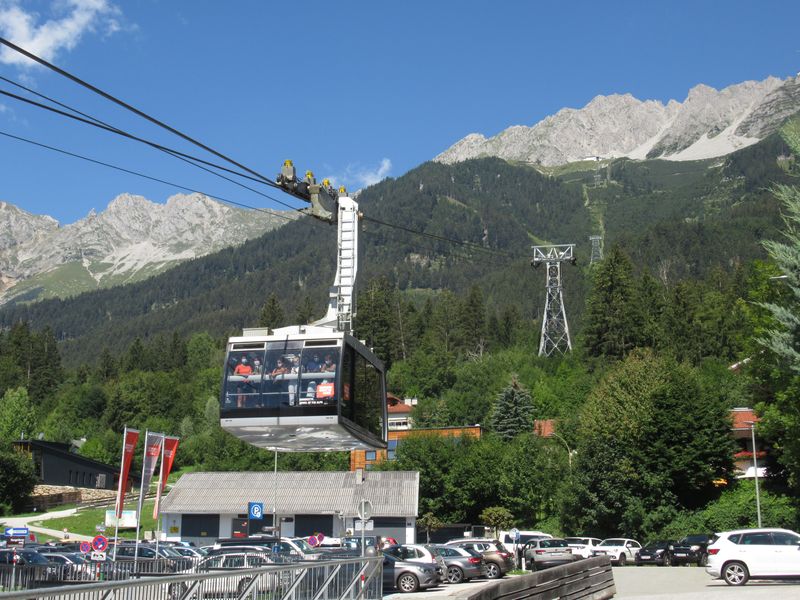 Na pozemní lanovku Hungerburgbahn navazuje v její horní stanici soustava dvou kabinových lanovek, které vás rychle dovezou v 15mintuovém intervalu až na úchvatnou vyhlídku „Top of the Innsbruck“, neboli vrchol Hafelekarspitze ve výšce 2334 m n. m.