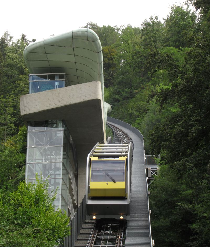 Žlutý vùz u mezilehlé stanice Alpenzoo. Také sem se mùžete alternativnì dostat autobusem MHD. Lanovkou je to však mnohem rychlejší a jezdí každých 15 minut. Lanovka v nové podobì i trase v roce 2007 nahradila pøedchozí stoletou první éru.