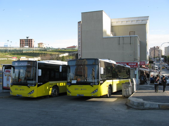 Zcela nové pøírùstky Otokar dopravce IETT z poèátku roku 2013 na koneèné Basaksehir. Autobusy odtud jezdí do rùzných èástí Istanbulu. Již brzy budou moci desetitisíce zdejších obyvatel využít novou linku metra M3.