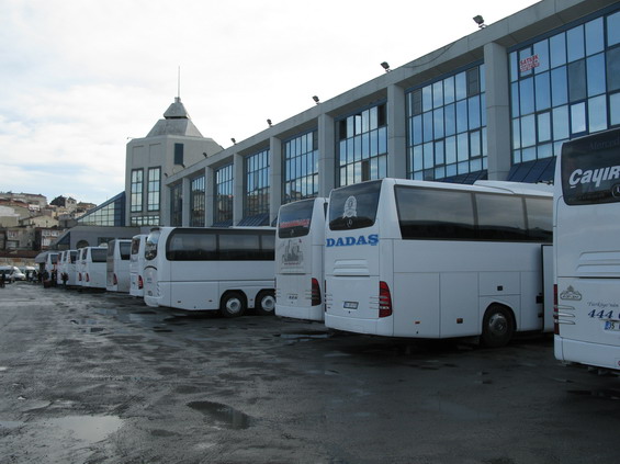 Prstenec budov autobusového nádraží je obklopen jednotlivými odjezdovými stáními. Odtud se lze dostat prakticky kamkoli do celého Turecka.