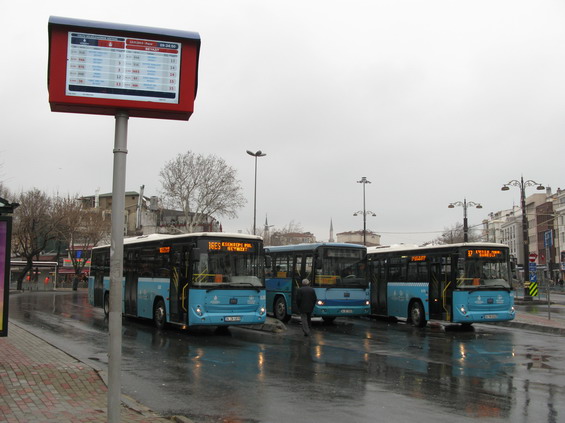 Starší i novìjší vysokopodlažní autobusy BMC dopravce ÖHO v terminálu Beyazit v centru Istanbulu. Zajíždí sem nìkolik linek z celé západní èásti mìsta, vìtšinou soubìžnì s tramvajovou linkou T1. K dispozici je také digitální informaèní panel, který ne vždy funguje.