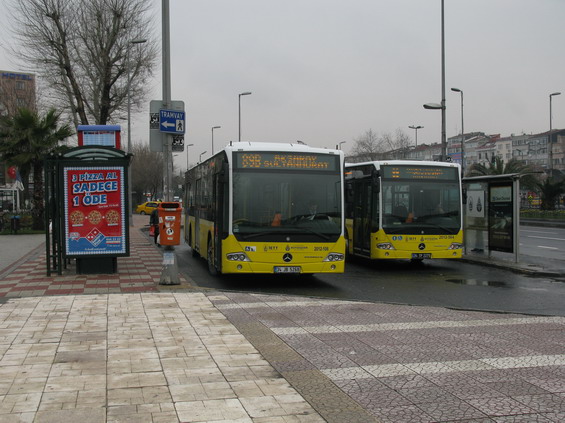 Žluté autobusy Mercedes-Benz Conecto hlavního dopravce IETT v zastávce Aksaray. Tyto kloubové vozy jsou nejèastìji používány na lince metrobusu.