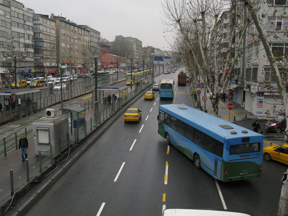 Nedìlní dopolední ruch v centru Istanbulu. V špièkách všedního dne je èetnost autobusù jezdících podél tramvaje mnohonásobnì vyšší.