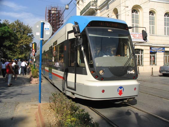 Charakter provozu a zvýšená nástupištì povyšují tuto tramvaj nad obyèejnou poulièní dráhu.