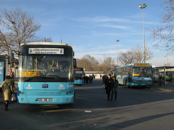 Sdružení soukromých dopravcù Özel Halk Otobüsü provozuje nìkteré linky také v asijské èásti mìsta. Zde stojí starší i novìjší typ tureckého vozidla BMC.