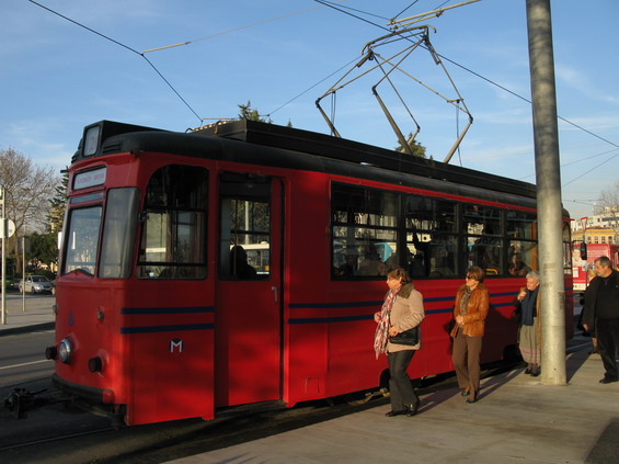 Moda tram - zvláštní jednosmìrná okružní nostalgická tramvajová linka T3 vedoucí centrem starého mìsta poblíž terminálu Kadiköy. Po zrušení tramvají v 60. letech 20. století byla tato linka obnovena v roce 2003.