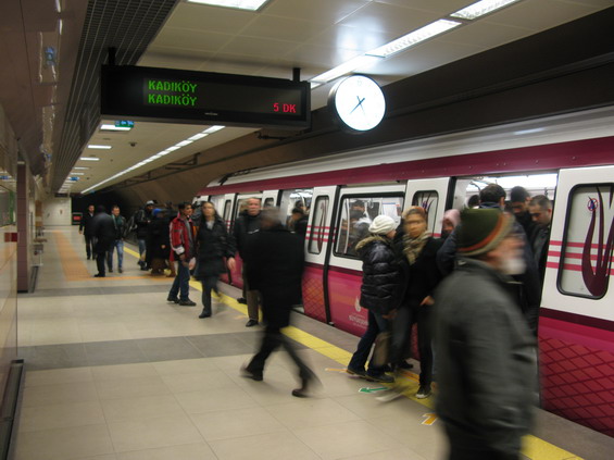 Zatím jediná klasická linka metra v asijské èásti byla otevøena teprve v srpnu 2012. Vede z pøístavního terminálu Kadiköy jihovýchodním smìrem pod mìstskou dálnicí do prozatímní koneèné Kartal. Všechny stanice jsou podzemní a vypadají velmi podobnì.