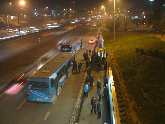 Veèerní smog a ukázka, jak bìžnì zastavují øidièi autobusù na zastávkách. Když si vèas nemávnete, autobus nezastaví. Pod touto silnicí vede nová linka metra M4. I pøesto je tudy vedeno mnoho soubìžných autobusù.