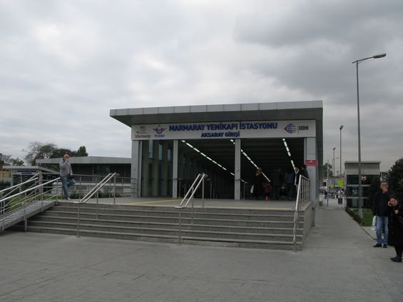 Železnice novì zastavuje na evropské pevninì nejen pod pùvodní koneènou stanicí Sirkeci, ale má stanici v novém pøestupním uzlu Yenikapi, kam byly prodlouženy také linky metra M1 a M2. Další stanicí již na asijském kontinentu je Üsküdar s dalším autobusovým pøestupním terminálem.