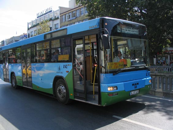 Dopravce Özel Halk nabízí modernìjší autobusy MAN, i když ne nízkopodlažní.