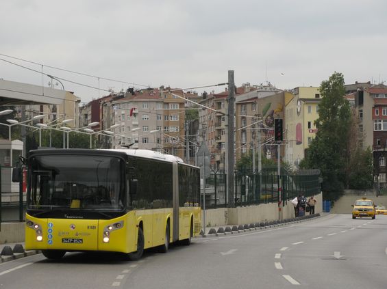 Flotila hlavního istanbulského dopravce IETT, která èítá cca 3000 autobusù, se již kompletnì pøebarvila do žluta, odlišuje se tak od zbylých dvou dopravcù - fialového Istanbul Otobüs a modrozeleného ÖHO (Özel Halk Otobüsü). Zde vyèkává italský BredaMenariniBus pøíjezdu vlakové linky Marmaray na její prozatímní asijské koneèné.