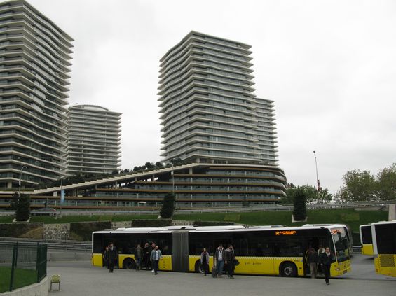 Žlutý dopravce IETT nakupuje zejména turecké autobusy Mercedes-Benz Conecto, rovnìž turecké vozy Otokar, Karsan a italské BredaMenarinibus vyrábìné taktéž v Turecku. V pøestupním uzlu Zincirlikuyu je ukonèena èást spojù metrobusu (2 linky do západu a 2 od východu), Další zastávka východním smìrem už leží za euroasijským mostem.