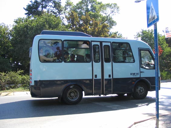 Zástupce mikrobusù, které vypomáhají normální autobusové dopravì.