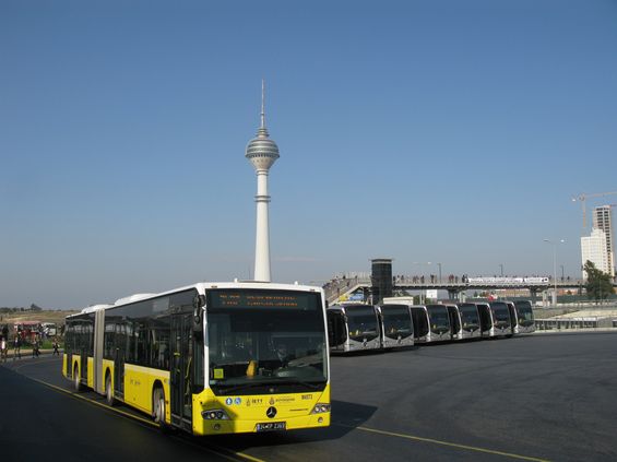 Západní koneèná Beyilikdüzü, kde jsou uskladnìny také autobusy, vyèkávající mezi ranní a odpolední špièkou.