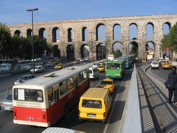 Bìžný odpolední provoz pod øímským akvaduktem v centru Istanbulu.