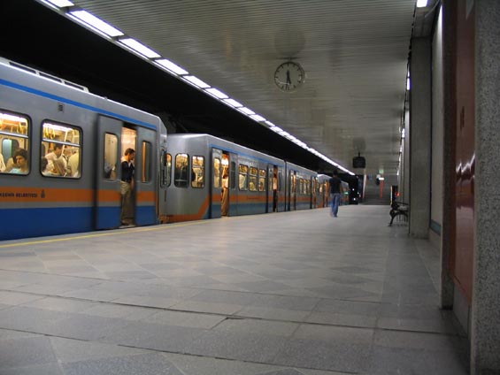 Tajnì poøízená fotka v jedné z mála podzemních stanic lehkého metra.