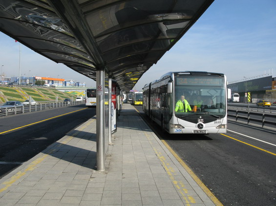 Zastávky umožòují odbavení až šesti autobusù najednou. Nìkteré mají oddìlený prostor pro výstup a pro nástup.