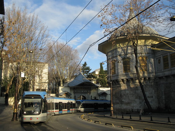 Tøíèlánkové nízkopodlažní tramvaje Bombardier Flexity Swift spøažené do dvojic jsou používané na jediné typické tramvajové lince v Istanbulu - T1. Zde se tramvaj prodírá úzkými ulièkami centra mìsta poblíž paláce Topkapi.