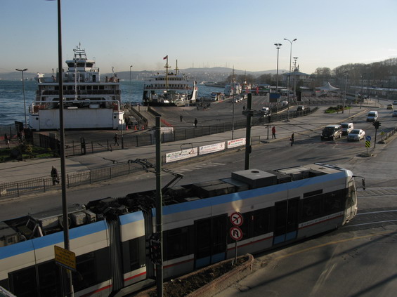 Dùležitý pøestupní uzel Sirkeci - Eminönü, kde konèí železnce v evropské èásti a navazují mnohé lodní linky zejména do asijské èásti Istanbulu. Pøestoupit se zde dá jak na tramvaj T1, tak na èetné autobusové linky i do vzdálenìjších èástí mìsta.