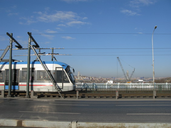 Tramvaj T1 pøejíždí po mostì pøes Halièský záliv a míøí do starobylé a turisticky oblíbené èásti Istanbulu. Most je uzpùsoben pro obèasné zvednutí kvùli projíždìjícím lodím. V dálce se rýsuje zcela nový most pro metro M2.