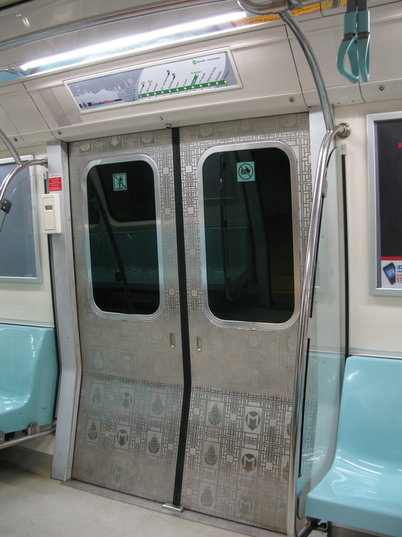Interiér nových vozù metra M2, které pocházejí od výrobce Hyundai-Rotem. První vozy vyjely na tra� v roce 2000, nyní se oèekává její prodloužení západním smìrem, kde se potká jak s linkou M1, tak s vlaky. "Teplomìr" nad dveømi je už na nové stanice pøipraven.