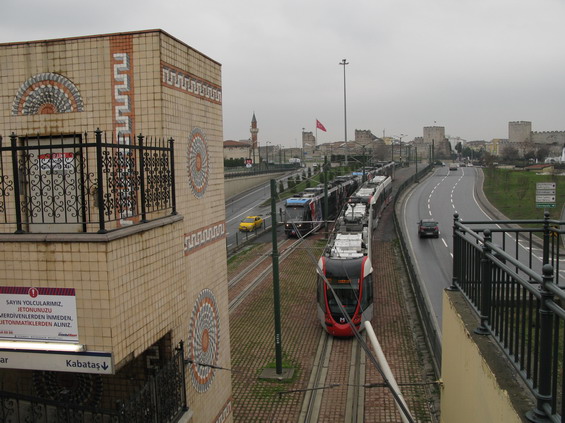 Další pøestupní uzel - Topkapi - tìsnì za starovìkým mìstským opevnìním na západì mìsta. Zde se pøestupuje mezi tramvají T1, lehkým metrem (èi tìžkou tramvají) T4 a také lze pøestoupit na rychlé metrobusy.