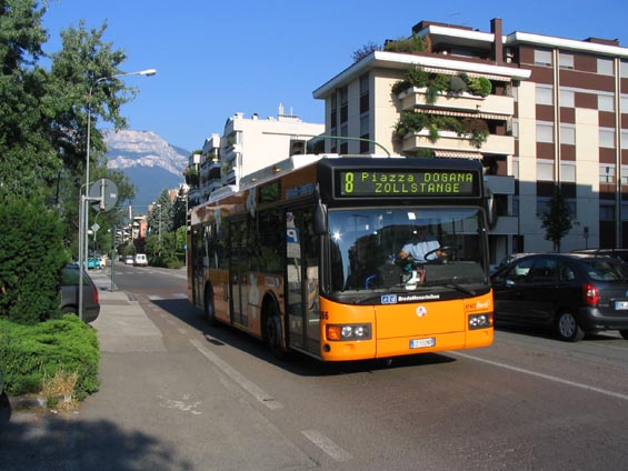 MHD v Bolzanu tvoøí autobusová sí� s oranžovými autobusy Iveco a Bredabus rùzných délek. Ostatnì, oranžová je barva vìtšiny provozù MHD v Itálii, podobnì jako u nás èervená.