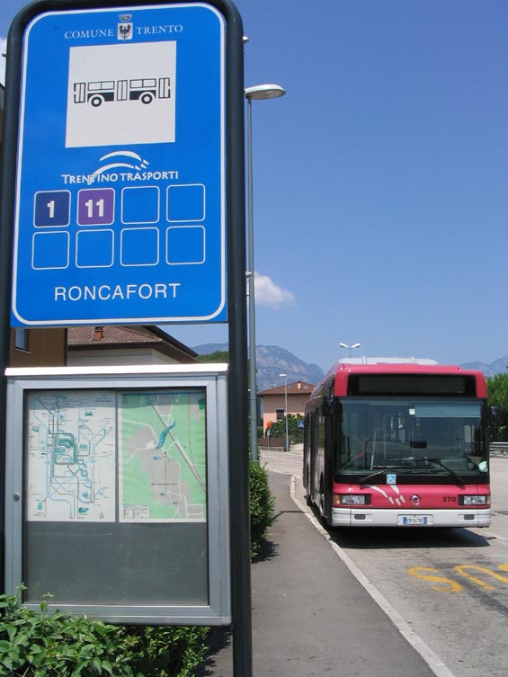 Trento, další mìsto na øece Adige se skromnìjší MHD ve fialových barvách. Takto vypadá nejnovìjší typ italského mìstského autobusu Iveco.