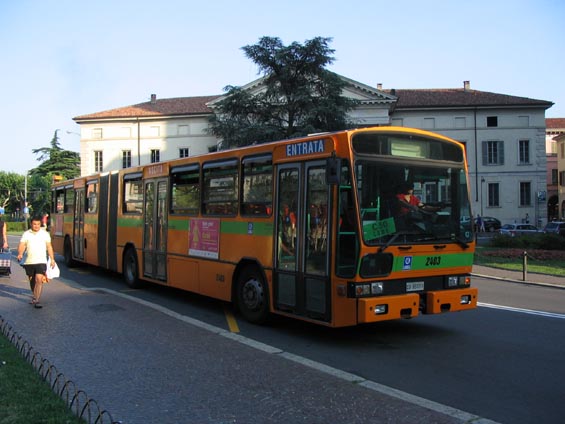 Staøe a neobvykle vypadající kloubový autobus na pøímìstské lince. Doprovodné zvukové efekty také stály za to. Regionální autobusy jsou také oranžové, navíc jsou olemovány zeleným pruhem.