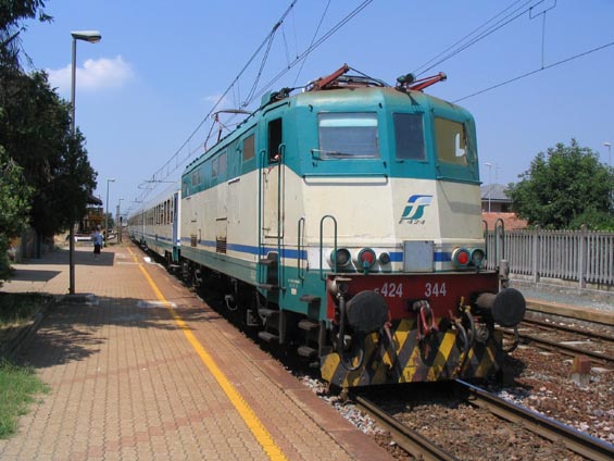Osobní vlak italských železnic ve stanici Momo v nekoneèné rovinì Pádské nížiny.