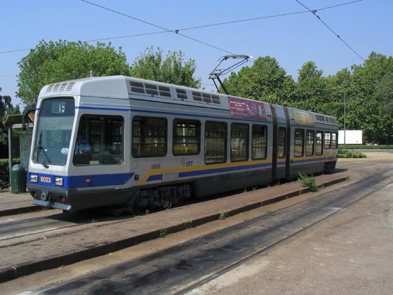 Nízkopodlažní tramvaj v Torinu na koneèné linky 15. Starší dopravní prostøedky MHD jsou v klasické italské oranžové barvì, nové barevné schéma pøineslo do ulic modrou a støíbrnou.