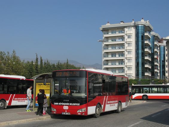Autobusová doprava funguje po celém mìstì a zajíždí i do divoce køivolakých ulic na okolních prudkých svazích - zde také ostatnì bují sídlištní výstavba a nedostateèná silnièní sí� v širším centru pak vytváøí každodenní zácpy. Zde vyèkává minibus Otokar na cestující v terminálu na koneèné stanici metra Evka 3.