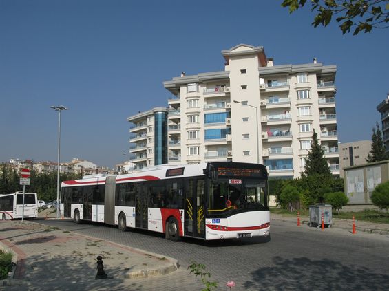 Na nìkterých linkách jezdí také kloubové autobusy, nejstarší typu Mercedes-Benz Conecto, novìjší Citara od stejného výrobce a nejnovìjší dodávku kloubových autobusù zajistil polský Solaris.