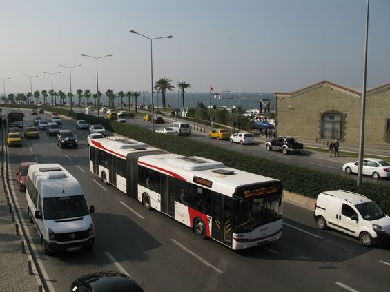 Autobusy vìtšinou zajíždìjí také do centra Izmiru - jedním z nejvìtších uzlù je okolí stanice Konak, kde je také stejnojmenné pøístavištì. Touto stopou podél pobøežní promenády by v budoucnu mìla vést zcela nová tramvajová linka.