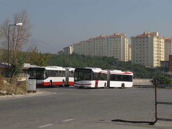 Autobusová koneèná na sídlišti Evka 1 na jižním pøedmìstí Buca. Rozsáhlá bytová zástavba leží na strmých svazích a autobusové linky se tu rùznì proplétají mezi jednotlivými obytnými soubory po prudce svažitých uliích. A staví se dál a dál.