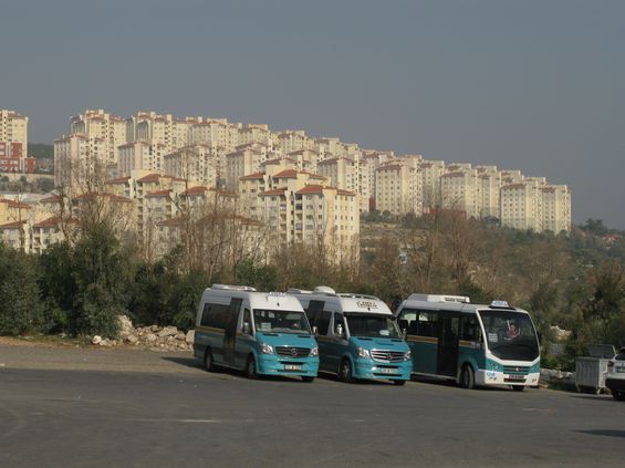 I na rozrùstajícím se sídlišti Evka 1 doplòuje klasické autobusové linky také dostatek modrozelených dolmuší, které víceménì kopírují trasy autobusových linek.