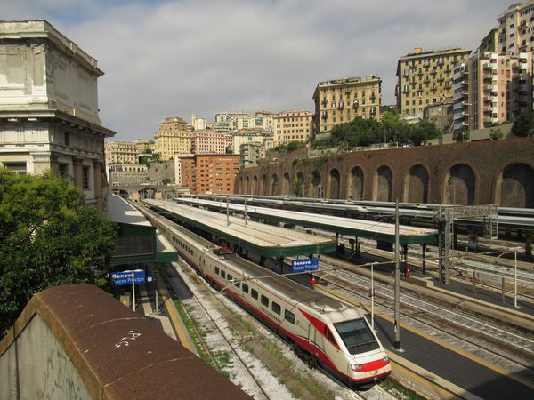 Jedno ze dvou hlavních nádraží v Janovì – Principe - leží na západním okraji historického centra v blízkosti obøího pøístavu. Projíždìjí tudy i dálkové rychlovlaky. Nádraží Principe je obklopeno strmými zastavìnými svahy a hlavní železnièní tra� je vedená vìtšinou v tunelu.