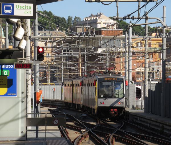 Obratové koleje za východní koneènou stanicí Brignole, kam metro dojelo v roce 2012 a snad by nìkdy mìlo pokraèovat dál na východ. Povrchová koneèná stanice sousedí se stejnojmenným vlakovým nádražím.