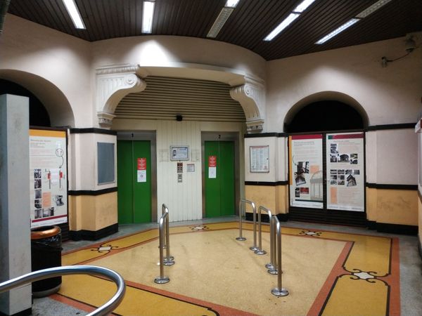 Dolní stanice Portello veøejného výtahu, kam se dostanete dlouhou chodbou z ulièní úrovnì. I zde najdete jízdenkový automat AMT, který tyto veøejné výtahy stejnì jako pozemní lanovky a zubaèku provozuje. Staèí klasická jízdenka MHD.