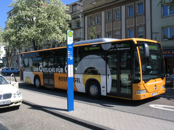 Mìstský autobus na lince MHD v centru Bruchsalu u hlavního nádraží.
