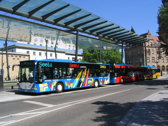 Mìstské autobusy v mìstském a èásteènì i reklamním nátìru dopravce SWH na centrálním pøestupu u hlavního nádraží Heilbronn.