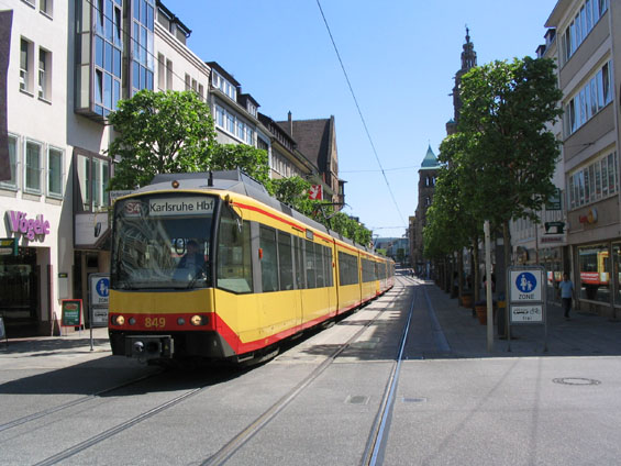 Linka S4 vyjíždí z pìší zóny v centru Heilbronnu. Hlavní nádraží je od historického jádra vzdáleno dvì zastávky.